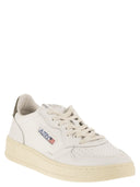 Scarpe da ginnastica basse in pelle Autry medaglia