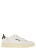 Sneaker in pelle bassa medaglia di autry