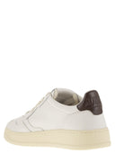 Sneaker in pelle bassa medaglia di autry