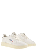 Sneaker in pelle bassa medaglia di autry