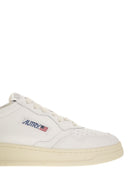 Sneaker in pelle bassa medaglia di autry