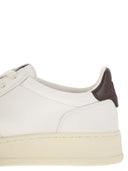 Sneaker in pelle bassa medaglia di autry