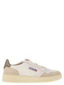 Autry -medalist med lavt læder og ruskind sneakers
