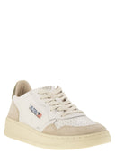 Autry -medalist med lavt læder og ruskind sneakers