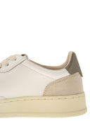 Autry -medalist med lavt læder og ruskind sneakers