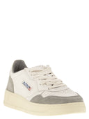 Medaglia auttrica bassa pelle bianca e sneaker in pelle scamosciata in polvere