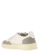 Medaglia auttrica bassa pelle bianca e sneaker in pelle scamosciata in polvere