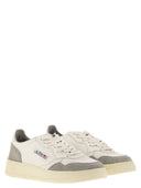 Medaglia auttrica bassa pelle bianca e sneaker in pelle scamosciata in polvere