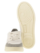 Medaglia auttrica bassa pelle bianca e sneaker in pelle scamosciata in polvere