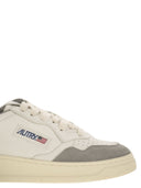 Medaglia auttrica bassa pelle bianca e sneaker in pelle scamosciata in polvere