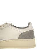 Medaglia auttrica bassa pelle bianca e sneaker in pelle scamosciata in polvere