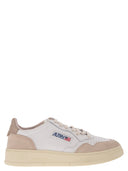 Autry -medalist med lavt læder og ruskind sneakers