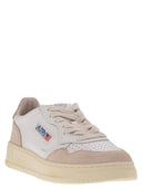 Autry -medalist med lavt læder og ruskind sneakers
