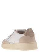 Autry -medalist med lavt læder og ruskind sneakers