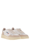 Autry -medalist med lavt læder og ruskind sneakers