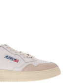 Autry -medalist med lavt læder og ruskind sneakers