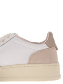 Autry -medalist med lavt læder og ruskind sneakers