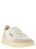 Autry -medalist med lavt læder og ruskind sneakers