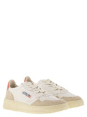 Autry -medalist med lavt læder og ruskind sneakers