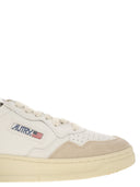 Autry -medalist med lavt læder og ruskind sneakers