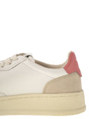 Autry -medalist med lavt læder og ruskind sneakers