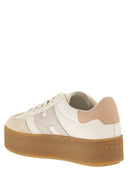 Hogan H698 Coole leren en suède sneakers met dikke zolen