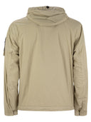Giacca con cappuccio antivento di Stone Island con antidrive