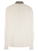 Brunello cucinelli seda crepe de chine blusa con joya para el cuello