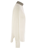 Brunello cucinelli seda crepe de chine blusa con joya para el cuello