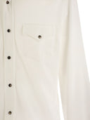 Brunello Cucinelli Leisure Fit Camiseta con pernos de prensa, charreteras y bolsillos