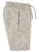 Costume da bagno alla spiaggia di Brunello Cucinelli con paisley