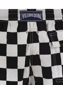 Vilebrequinは、チェッカーパターンを備えたショートパンツを泳ぎます