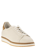 Gli allenatori di pelle di vitello di Brunello Cucinelli con grano