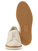 Gli allenatori di pelle di vitello di Brunello Cucinelli con grano