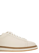 Gli allenatori di pelle di vitello di Brunello Cucinelli con grano