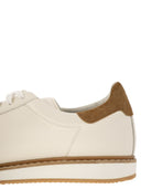 Gli allenatori di pelle di vitello di Brunello Cucinelli con grano