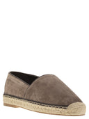 Brunello Cucinelli a lavé les espadrilles en daim avec des perles