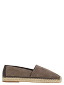 Brunello Cucinelli a lavé les espadrilles en daim avec des perles