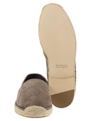 Brunello Cucinelli a lavé les espadrilles en daim avec des perles