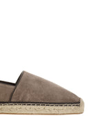 Brunello Cucinelli a lavé les espadrilles en daim avec des perles