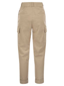 Pantalones de zanahoria de carga de peseros en gabardina de algodón