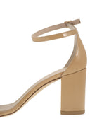 Stuart Weitzman – Glänzende Ledersandalen mit Blockabsatz