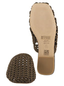 Stuart Weitzman – Marina – Mules aus gewebtem Satin mit spitzer Zehenpartie