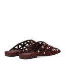 Flache Mules in Burgunderrot mit Ash Bone-Motiv
