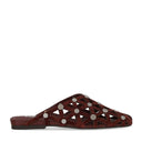 Flache Mules in Burgunderrot mit Ash Bone-Motiv