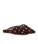 Flache Mules in Burgunderrot mit Ash Bone-Motiv