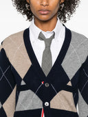 Cardigan classico con scollo a V con intarsio Jersey Argyle di Thom Browne in cashmere