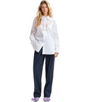 Pantalones de rayas azules de la hierba de la hierba de esencia