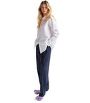 Pantalones de rayas azules de la hierba de la hierba de esencia