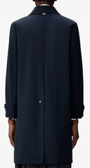 Impermeabile Thom Browne con colletto Bal in tecnologia Light Memory